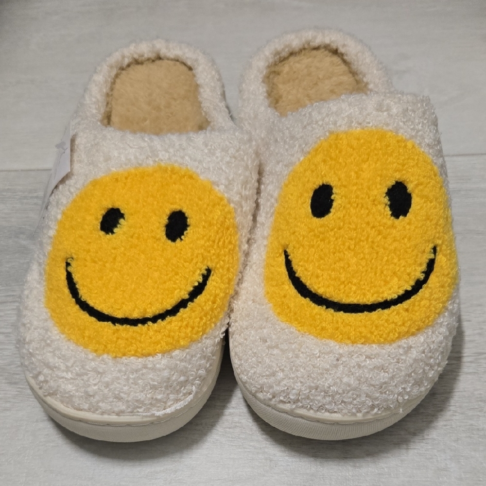 Cozy Smiley Face Slippers Adult M(7-8)